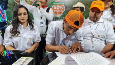 Héctor Garibay firma los papeles de su nuevo lote