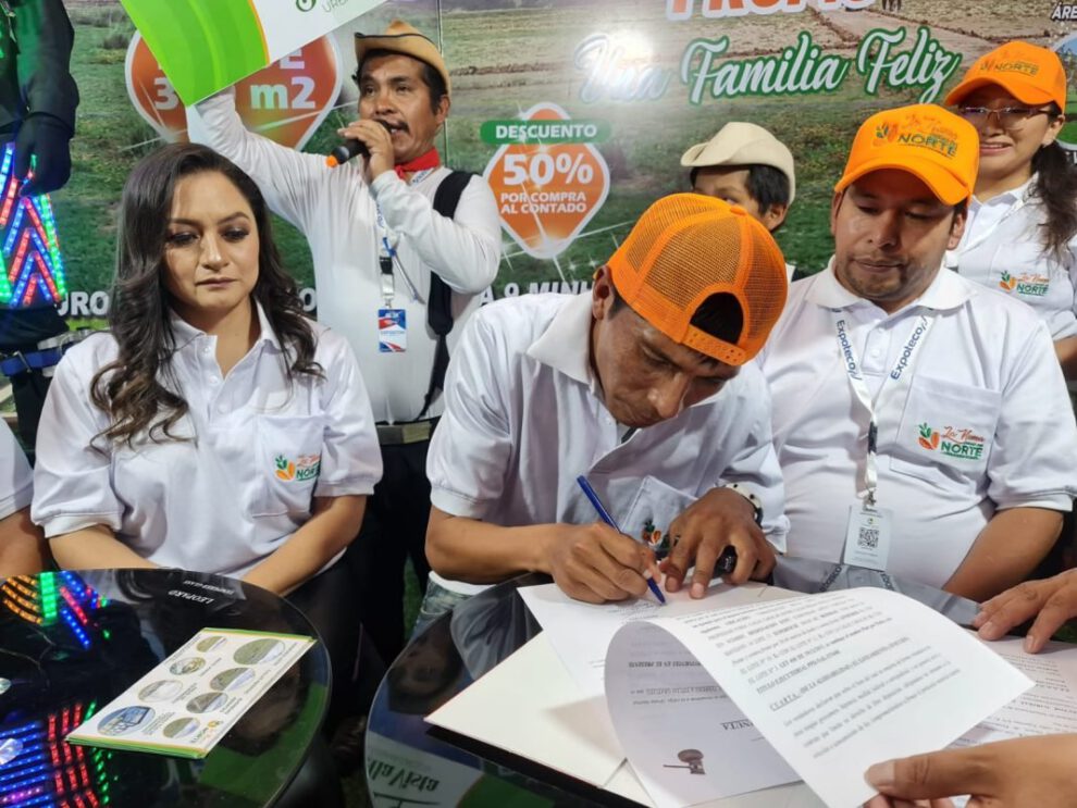Héctor Garibay firma los papeles de su nuevo lote