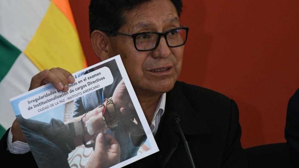Ayudas ilegales en pruebas escritas en el sistema educativo