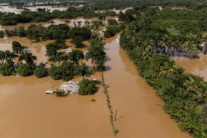 Inundaciones en República Dominicana afectando campos y carreteras