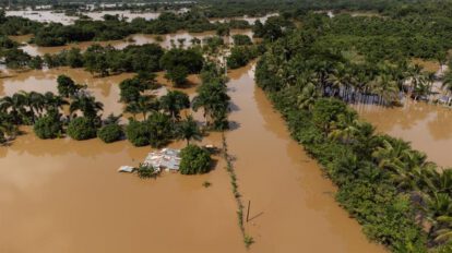 Inundaciones en República Dominicana afectando campos y carreteras