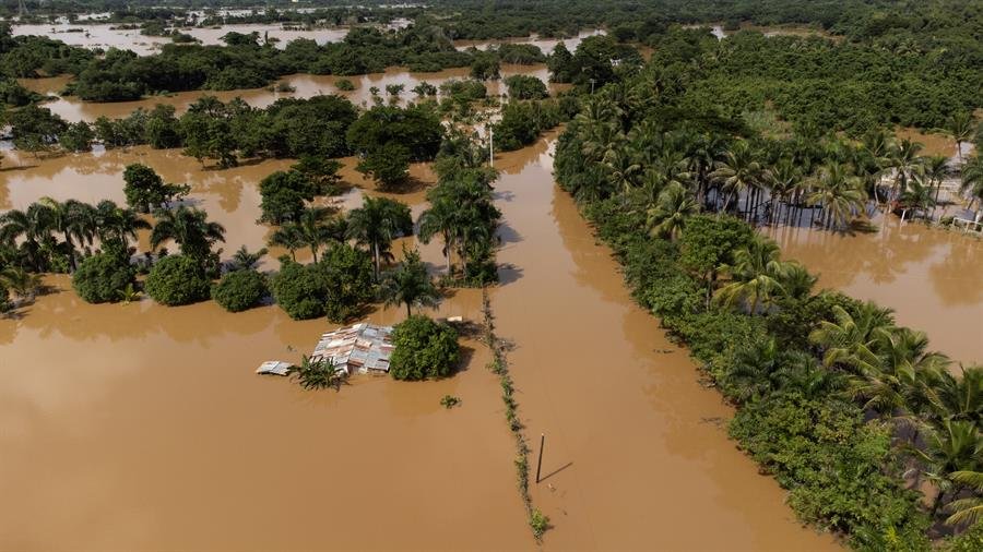 Inundaciones en República Dominicana afectando campos y carreteras