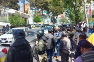 Represión policial MAS durante vigilia en tribunales electorales