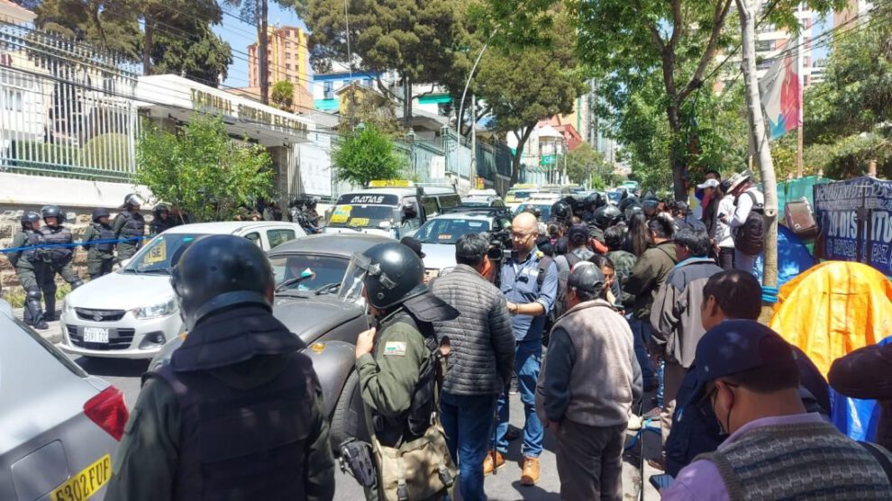 Represión policial MAS durante vigilia en tribunales electorales