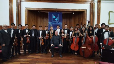 Igor Lara cautiva al público en su presentación con la Orquesta Bolivia Joven