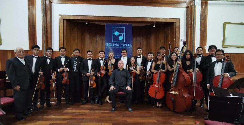 Igor Lara cautiva al público en su presentación con la Orquesta Bolivia Joven