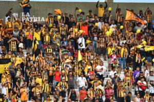 La hinchada aurinegra espera con ansias el trofeo de campeón