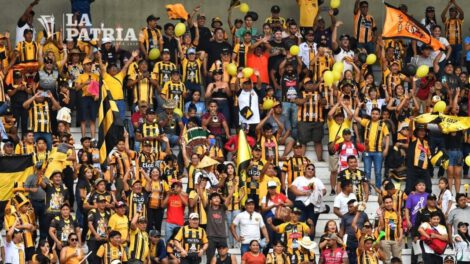 La hinchada aurinegra espera con ansias el trofeo de campeón