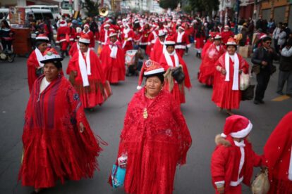 Desfile navideño en La Paz con color y alegría