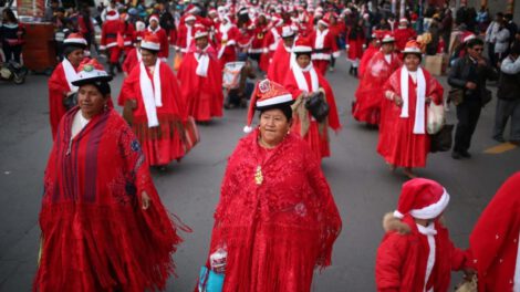 Desfile navideño en La Paz con color y alegría
