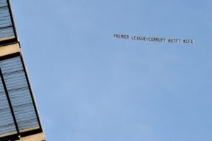 Protesta del Everton con avioneta en el Etihad Stadium