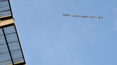 Protesta del Everton con avioneta en el Etihad Stadium
