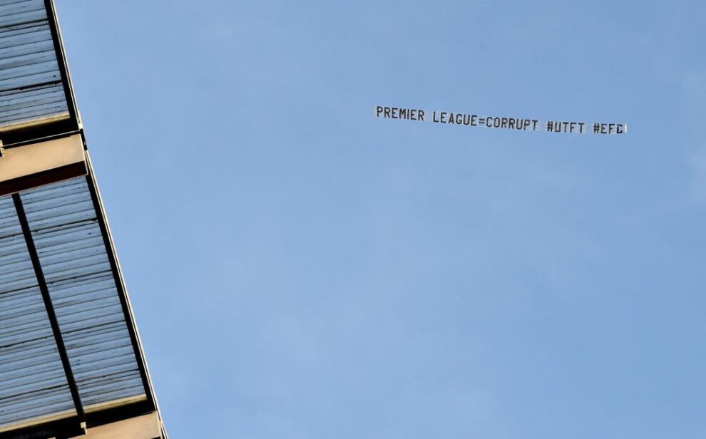Protesta del Everton con avioneta en el Etihad Stadium
