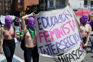 Grupo de mujeres marcha contra la violencia machista en Colombia