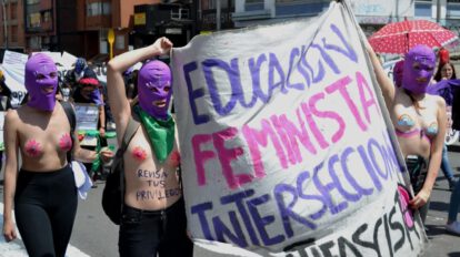 Grupo de mujeres marcha contra la violencia machista en Colombia