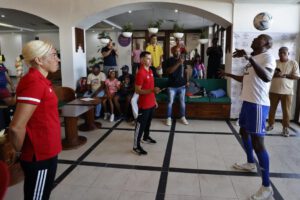 Erick Hernández récords al tocar balón 348 veces con la cabeza