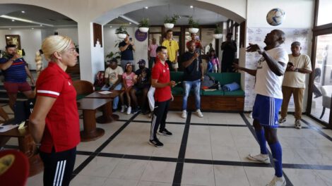 Erick Hernández récords al tocar balón 348 veces con la cabeza