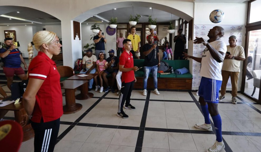Erick Hernández récords al tocar balón 348 veces con la cabeza