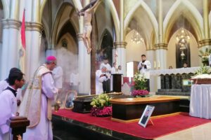 Monseñor Ricardo Chávez Alcazar y Monseñor Tomás Raimundo Chávez Uria en La Catedral