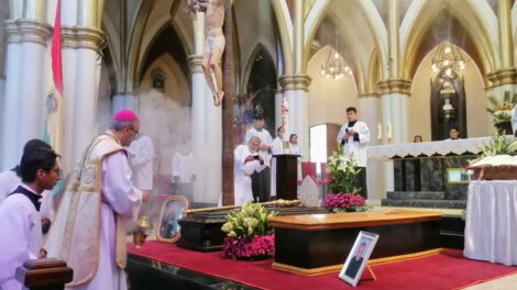 Monseñor Ricardo Chávez Alcazar y Monseñor Tomás Raimundo Chávez Uria en La Catedral
