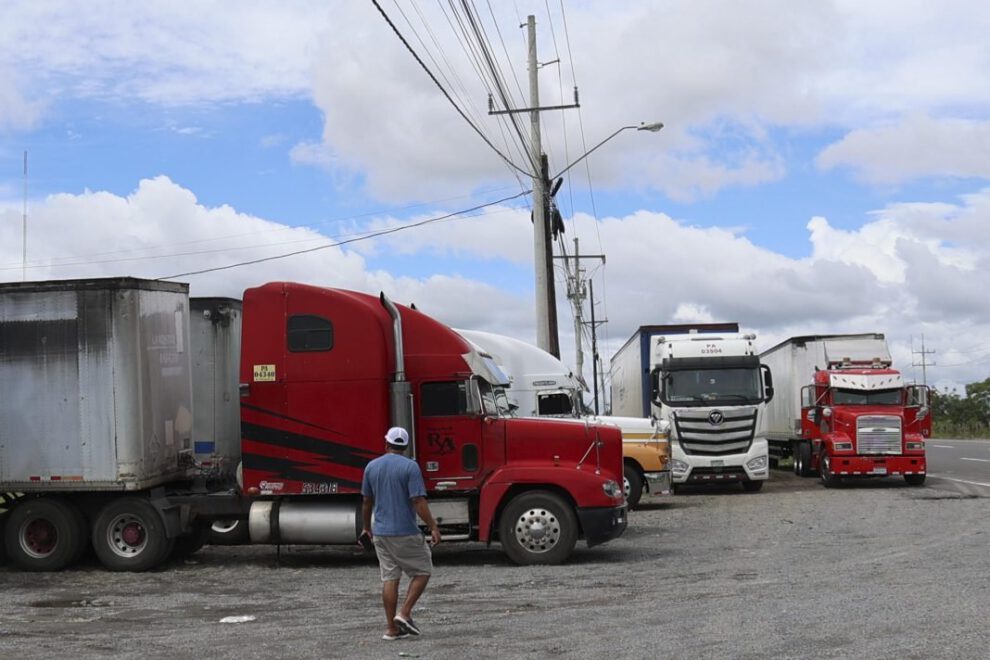 Bloqueos viales en Panamá afectan a choferes de transporte de carga