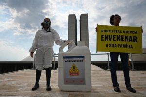 Activistas de Greenpeace participan en una protesta contra la Ley del veneno en Brasil