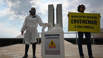 Activistas de Greenpeace participan en una protesta contra la Ley del veneno en Brasil