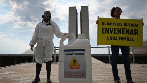 Activistas de Greenpeace participan en una protesta contra la Ley del veneno en Brasil