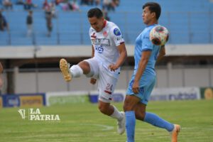 Copa División Profesional entre Universitario de Vinto y Bolívar