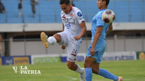 Copa División Profesional entre Universitario de Vinto y Bolívar