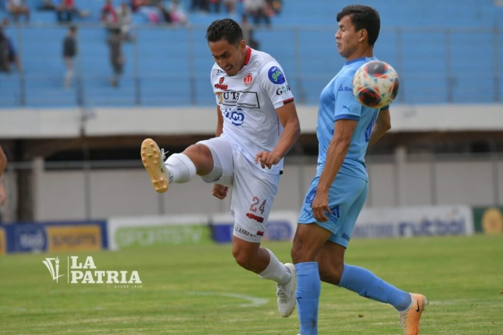 Copa División Profesional entre Universitario de Vinto y Bolívar