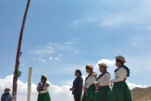 Bandera gigante de Oruro desciende del cerro Pie de Gallo con honores