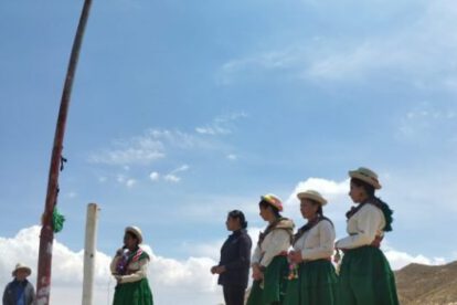 Bandera gigante de Oruro desciende del cerro Pie de Gallo con honores