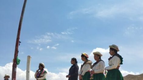 Bandera gigante de Oruro desciende del cerro Pie de Gallo con honores