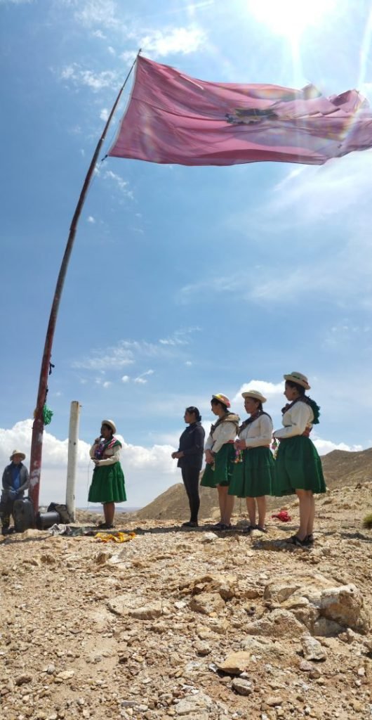 Bandera gigante de Oruro desciende del cerro Pie de Gallo con honores