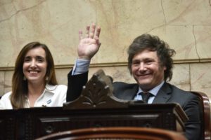 Fotografía de Javier Milei presidente electo junto a Victoria Villarruel
