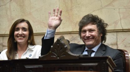 Fotografía de Javier Milei presidente electo junto a Victoria Villarruel