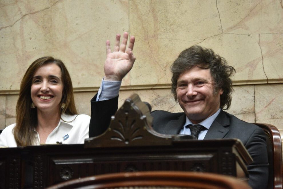 Fotografía de Javier Milei presidente electo junto a Victoria Villarruel