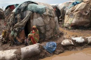 Fotografía de archivo de una mujer etíope afectada por inundaciones en Bissidimo, Etiopía