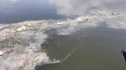 Derrame de aceite en Desaguadero contamina el lago Titicaca