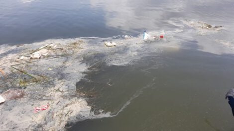 Derrame de aceite en Desaguadero contamina el lago Titicaca