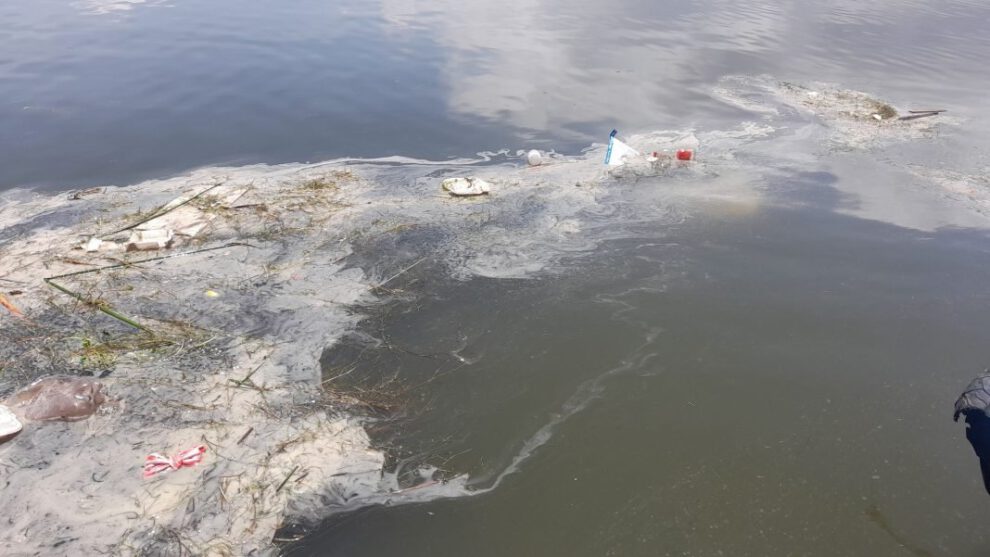 Derrame de aceite en Desaguadero contamina el lago Titicaca