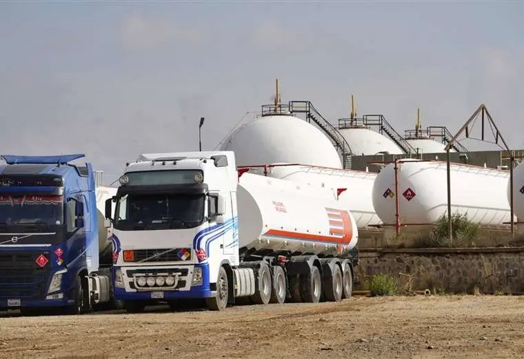 Robo de gasolina YPFB en la Refinería Guillermo Elder Bell
