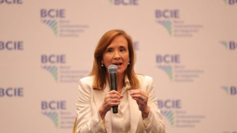 Gisela Sánchez BCIE asume liderazgo en transformación institucional