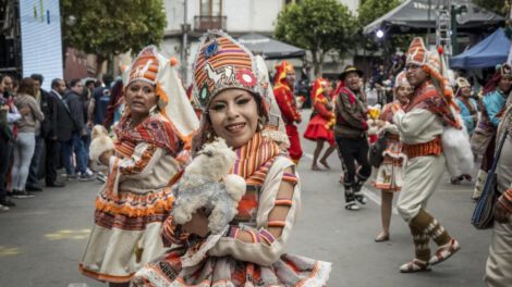 Bailarines durante la Fiesta del Gran Poder en La Paz