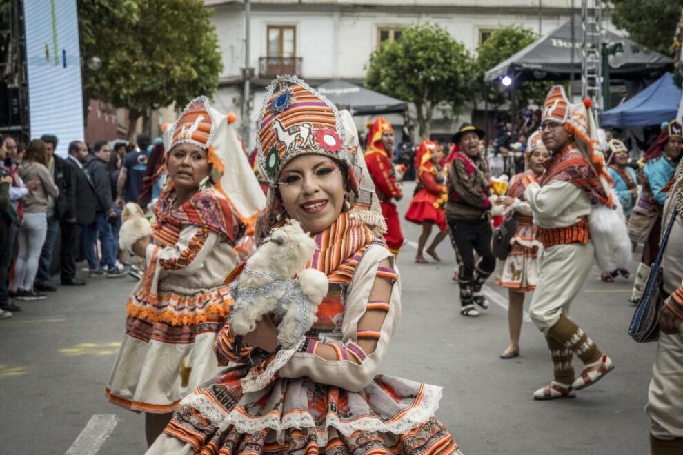 Bailarines durante la Fiesta del Gran Poder en La Paz