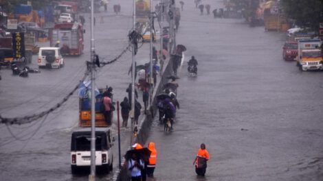 Evacuación masiva en India por el ciclón Michaung