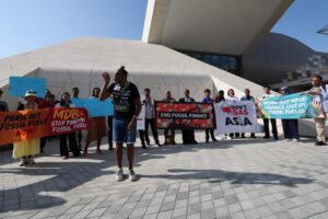 Activistas protestan sobre acciones climáticas en la COP28