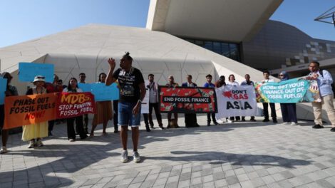 Activistas protestan sobre acciones climáticas en la COP28