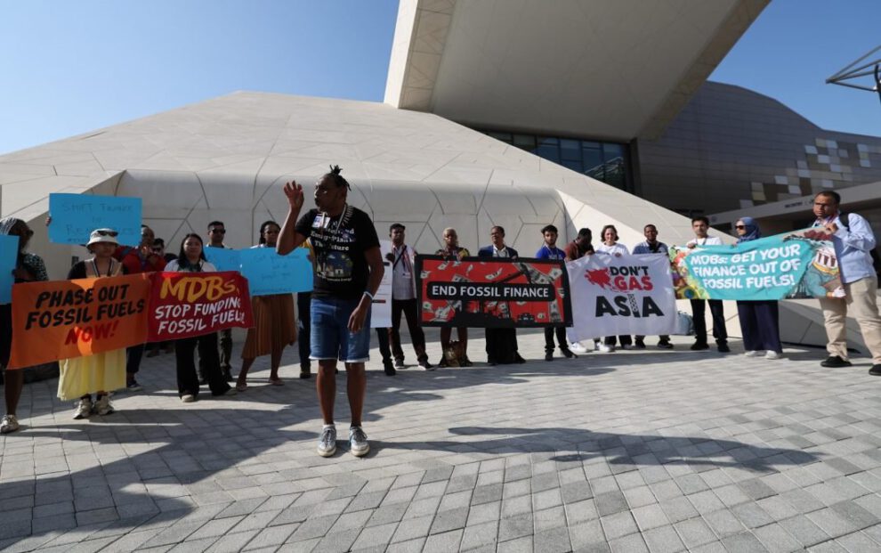 Activistas protestan sobre acciones climáticas en la COP28